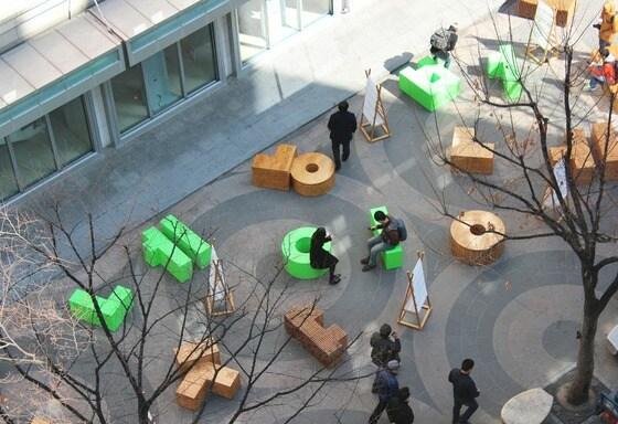 본문 이미지 - 네이버가 21일 명동예술극장 앞 광장에 한글의 자음과 모음으로 꾸민 휴게공간을 마련하고 시 나눔전을 전시한다. © News1   