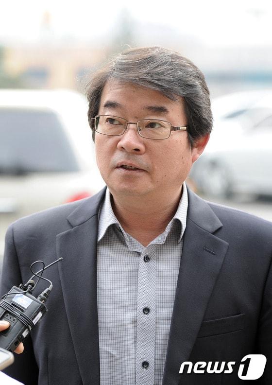 본문 이미지 - 22일 오전 안도현 시인이 조사를 받기위해 전주지검에 도착해 기자들의 질문에 답변을 하고 있다. 안시인은 지난해 12월10일 한 소셜네트워크서비스에 안중근 의사의 유묵을 박근혜 당시 새누리당 후보가 소장하고 있다는 의혹을 제기해 피진정인 신분으로 검찰에 출두했다.2013.03.22/뉴스1 © News1 김대웅 기자