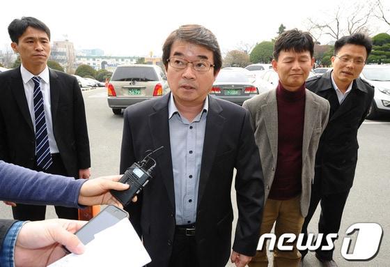 본문 이미지 - 22일 오전 안도현 시인이 조사를 받기위해 전주지검에 도착해 기자들의 질문에 답변을 하고 있다. 안시인은 지난해 12월10일 한 소셜네트워크서비스에 안중근 의사의 유묵을 박근혜 당시 새누리당 후보가 소장하고 있다는 의혹을 제기해 피진정인 신분으로 검찰에 출두했다.2013.03.22/뉴스1 © News1 김대웅 기자