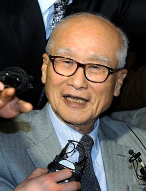 본문 이미지 - 김우중 전 대우그룹 회장이 22일 오후 서울 종로구 부암동 AW컨벤션센터에서 열린 대우그룹 창립 46주년 기념행사에 참석, 취재진의 질문공세를 받고 있다. 2013.3.22/뉴스1 © News1   박정호 기자