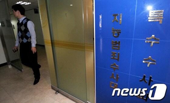 본문 이미지 - 경찰이 성접대 의혹에 오르내리는 유력인사들에 대한 줄소환을 예고한 가운데 서울 서대문구 경찰청 특수수사과에 관계자들이 출입하고 있다. © News1 안은나 기자