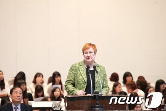 본문 이미지 - 할로넨 전 핀란드 대통령이 25일 오전 이화여자대학교 대강당에서 초청강연을 하고 있다. © News1 