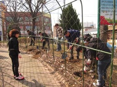 본문 이미지 - 전북 전주시 중화산2동 주민센터 직원과 마을가꾸기 회원들이 공원 정비작업을 벌이고 있다.(사진제공=전북 전주시)© News1 