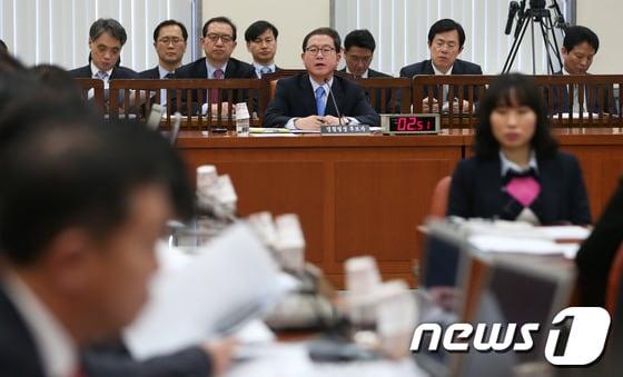 본문 이미지 - 이성한 경찰청장 후보자가 27일 오후 서울 여의도 국회 안전행정위원회에서 열린 인사청문회에서 의원들의 질의에 대답하고 있다. 2013.3.27/뉴스1 © News1 송원영 기자