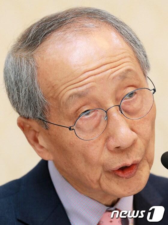 본문 이미지 - 윤여준 전 환경부장관. 2013.3.27/뉴스1 © News1   오대일 기자