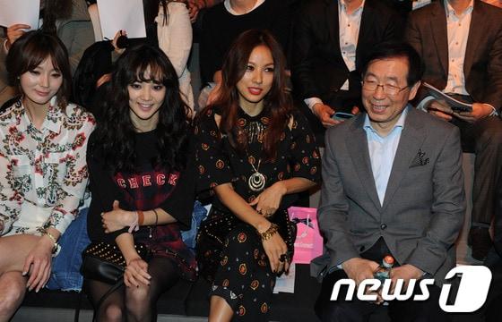 본문 이미지 - 27일 오전 서울 용산구 한남동 블루스퀘어에서 열린 '2013 F/W 서울컬렉션 블루스퀘어'에 앞서 이상봉, 루비나, 곽현주, 송자인, 김홍범 등 국내 톱 디자이너 5인의 의상을 입은 모델들이 포즈를 취하고 있다. 국내 정상급 디자이너 26명의 화려한 패션쇼가 펼쳐질 '2013 F/W 서울컬렉션 블루스퀘어'는 오는 30일까지 계속된다. 2013.3.27 머니투데이/뉴스1 © News1   