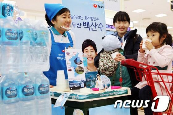 본문 이미지 - 대형마트에서 농심 '백두산 백산수' 시음행사를 하고 있다. © News1  