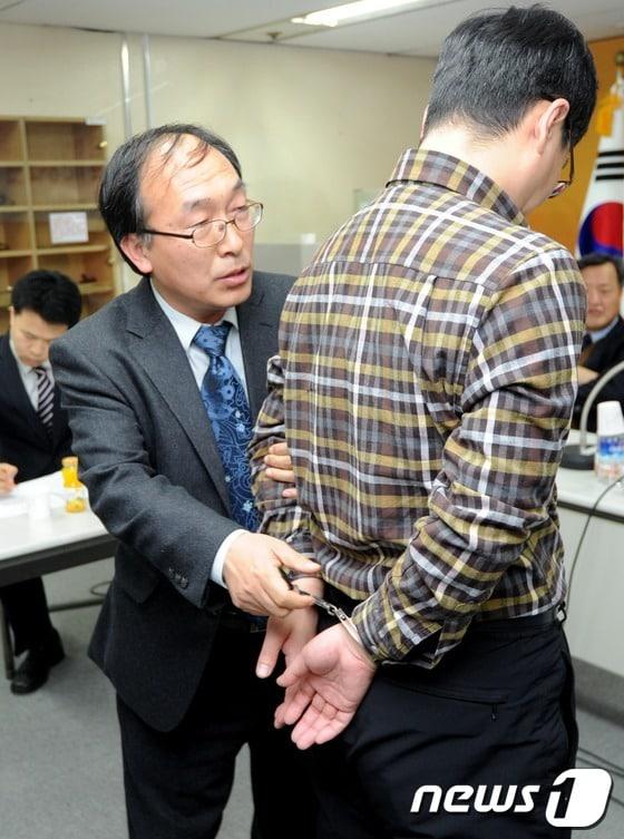 본문 이미지 - 28일 오후 서울 중구 국가인권위원회에서 열린 수사기관 수갑사용 적정기준 정책토론회에서 정상영 국가인권위원회 기획조사팀장이 피의자 인권을 위해 개선된 실리콘 수갑 시연을 하고 있다. © News1 손형주 기자