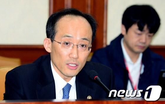 본문 이미지 - 추경호 기획재정부 1차관이 29일 오전 정부서울청사에서 취임 후 첫 물가관계차관회의를 주재, 모두발언을 하고 있다. (기획재정부 제공) 2013.3.29/뉴스1 © News1   김보영 