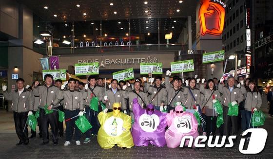 본문 이미지 - BN그룹 임직원들이 28일 저녁 환경캠페인에 앞서 기념촬영을 하고 있다.(대선주조 제공)© News1 