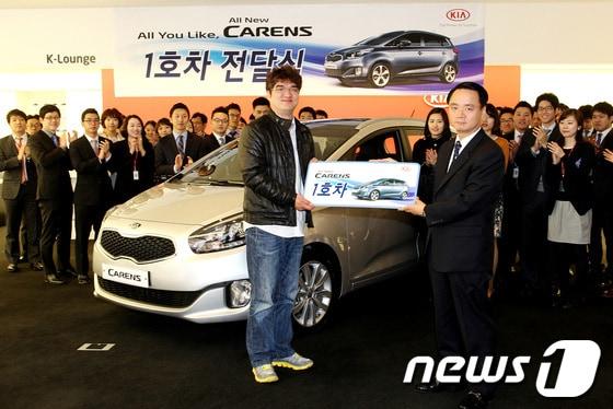 본문 이미지 - '올 뉴 카렌스' 1호차, 평범한 교사가 주인공 용인 고림초등학교 교수 김창수씨(사진제공=기아자동차)© News1  