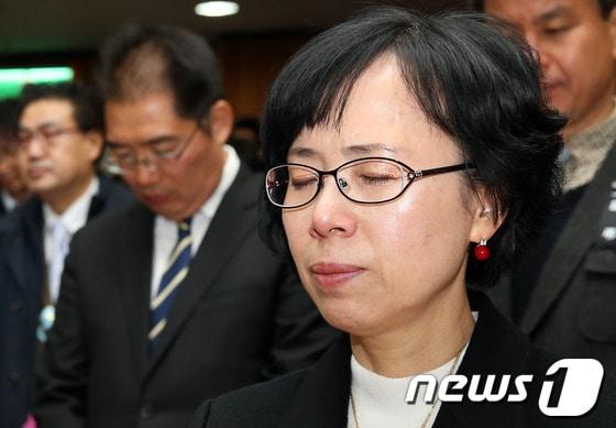 본문 이미지 - 3월 29일 오후 서울 여의도 국회 헌정기념관에서 열린 '제7회 사회복지사의 날 기념식'에서 한 사회복지사가 순직 사회복지사에 대한 추도사가 낭독 되자 눈물을 흘리고 있다. 2013.3.29/뉴스1 © News1   송원영 기자