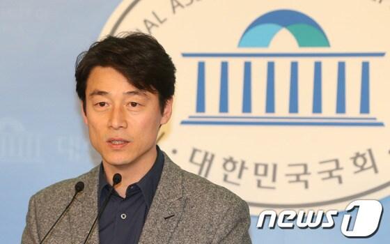 본문 이미지 - 송호창 무소속 의원이 3일 오후 서울 여의도 국회 정론관에서 기자회견을 하고 있다. 2013.3.3/뉴스1 © News1 송원영 기자