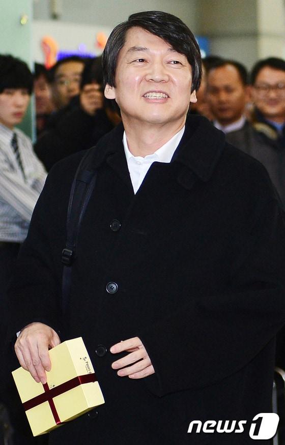 본문 이미지 - 안철수 전 18대 대통령 후보가 오는 4월 24일 열리는 서울 노원병 보궐선거에 출마한다.  무소속 송호창 의원은 3일 오후 서울 여의도 국회 정론관에서 기자회견을 열고 
