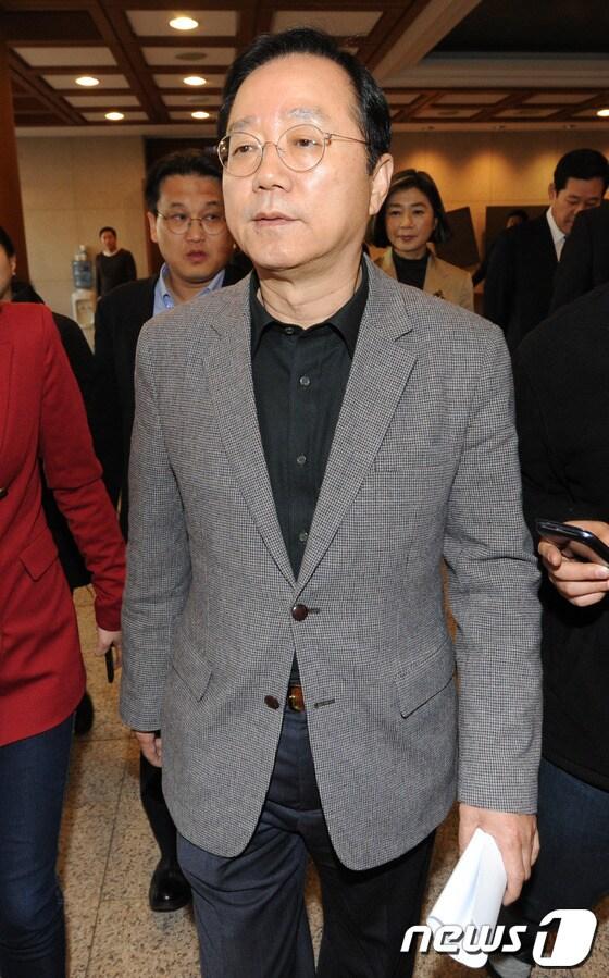 본문 이미지 - 3일 오후 청와대 춘추관에서 이남기 청와대 홍보수석이 브리핑을 마친 후 취재진 질문을 받으며 나서고 있다. 이 수석은 오늘 예정됐던 청와대와 여-야 대표 회동 무산에 대해 유감을 표명하며 내일 오전 박근혜 대통령이 대국민담화문을 발표할 예정이라고 밝혔다. 2013.3.3/뉴스1 © News1 박세연 기자