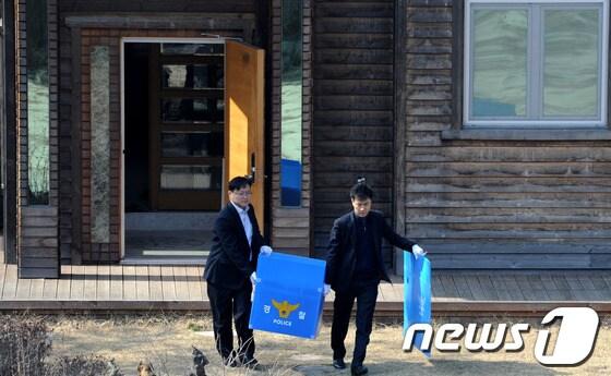 본문 이미지 - 경찰 수사관들이 지난해 3월31일 오후 사회지도층 인사들에게 성접대를 했다는 의혹이 제기된 건설업자 윤중천씨의 강원 원주시 별장에서 압수수색을 벌이고 있다. © News1 박정호 기자