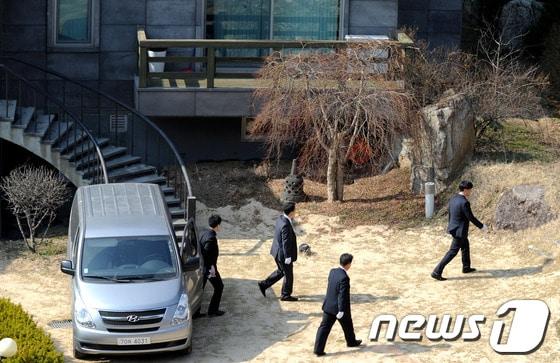 본문 이미지 - 사회지도층 인사들에게 성접대를 했다는 의혹이 제기된 건설업자 윤모씨의 강원도 원주 별장. © News1 박정호 기자