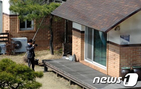 본문 이미지 - 사회 지도층 인사들에게 성 접대를 했다는 의혹이 제기된 건설업자 윤중천씨의 강원도 원주 별장/뉴스1