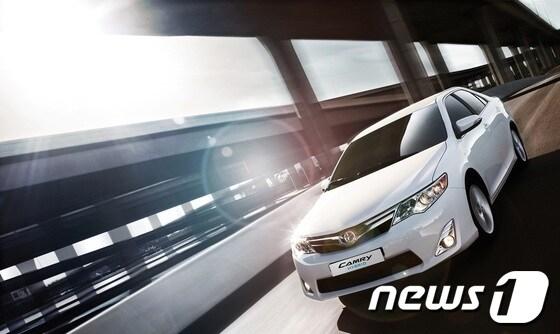 본문 이미지 - 토요타 2013년형 '뉴 캠리' 하이브리드(한국토요타자동차 제공) © News1