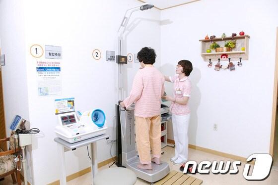 본문 이미지 - 2일 문을 연 온 종합병원 건강검진서면센터 검진 모습.(온 종합병원 제공)© News1 