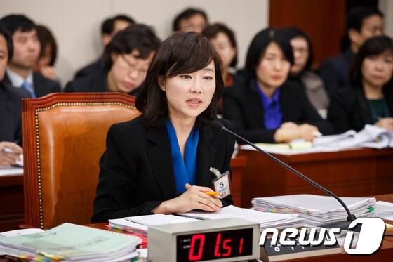 본문 이미지 - 조윤선 여성가족부 장관 후보자가 4일 오전 서울 여의도 국회에서 열린 인사청문회에 출석해 의원들의 질의에 답변하고 있다.  © News1 유승관 기자
