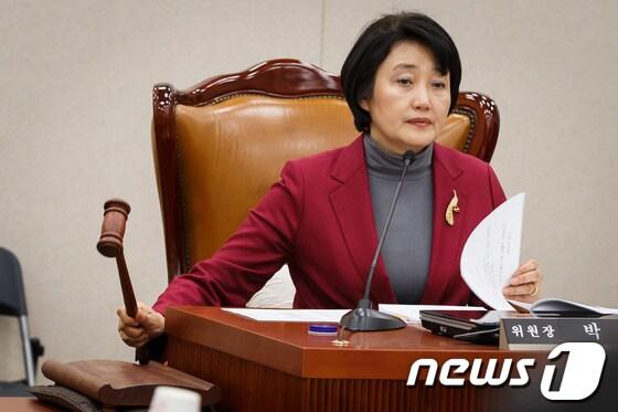 본문 이미지 - 박영선 법사위 위원장이 4일 오전 서울 여의도 국회 법제사법위원회 전체회의에서 의사봉을 두드리고 있다. 법사위 여야 의원들은 이날 회의에서 황교안 법무부 장관 후보자의 인사청문회 경과보고서를 채택했다. 2013.3.4/뉴스1 © News1 유승관 기자