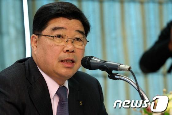 본문 이미지 - 신동규 농협금융 회장이 4일 오전 서울 명동 은행회관에서 농협금융지주 출범 1주년 기념 기자간담회를 열고 취재진의 질문에 답하고 있다. 2013.3.4 머니투데이/뉴스1 © News1   