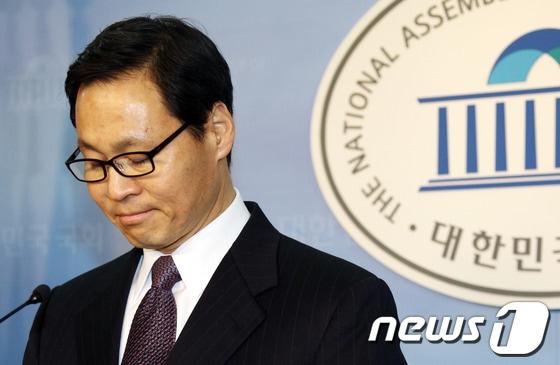 본문 이미지 - 김종훈 전 미래창조과학부 장관 후보자가 지난해 3월4일 오전 서울 여의도 국회 정론관에서 사퇴 기자회견 중 생각에 잠겨 있다. © News1 