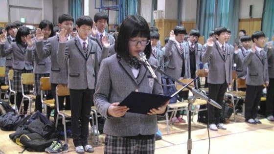 본문 이미지 - 천안부성중학교 입학식이 4일 치러진 가운데 학생들이 학생대표의 학교폭력근절 결의문 낭독에 맞추어 학교폭력근절을 다짐하고 있다. © News1 