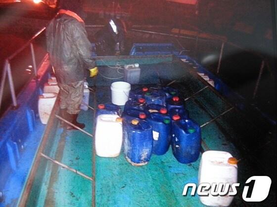 본문 이미지 - 김 양식업자가 무기산을 양식장 관리선에 보관하다 해경에 적발됐다. © News1 