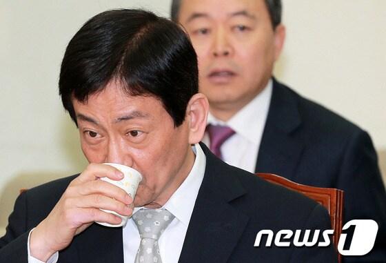 본문 이미지 - 진영 보건복지부 장관 후보자가 6일 서울 여의도 국회의사당 보건복지위원회에서 열린 인사청문회에서 목을 축이고 있다. © News1 오대일 기자