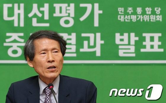 본문 이미지 - 한상진 민주통합당 대선평가위원장이 6일 오전 서울 여의도 국회의사당 민주통합당 당대표실에서 열린 기자간담회에서 대선평가 중간결과 발표를 하고 있다. 2013.3.6/뉴스1 © News1 송원영 기자