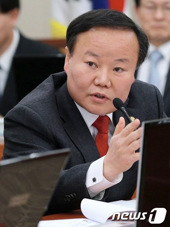 본문 이미지 - 새누리당 김재원 의원이 6일 서울 여의도 국회의사당 농림수산식품위원회에서 열린 이동필 농림축산부 장관 후보자 인사청문회에서 질의하고 있다. 김 의원은 이날 보도자료를 통해 현재 담뱃값을 2천 원 인상하기 위해 지방세법과 국민건강증진법 개정안을 이번 주 발의할 예정이라고 밝혀 논란을 사고 있다. 개정안은 담배소비세를 현재 641원에서 천169원으로 82% 인상하고, 국민건강증진부담금을 354원에서 천146원으로 3배 가까이 올리는 내용을 담고 있다. 2013.3.6/뉴스1 © News1   오대일 기자