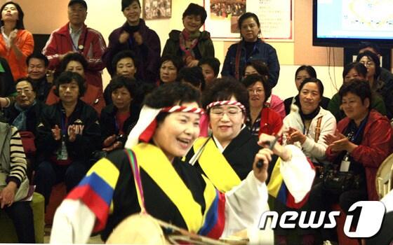 본문 이미지 - 대구시니어체험관에서 노인들이 국악공연을 관람하고 있다./사진제공=대구보건대학교© News1 