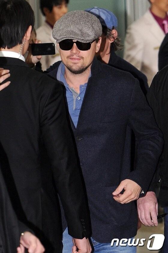 본문 이미지 - 할리우드 스타 레오나르도 디카프리오가 쿠엔틴 타란티노 감독의 영화 '장고: 분노의 추적자' 홍보차 6일 오후 서울 강서구 김포국제공항을 통해 방한하고 있다.  © News1 