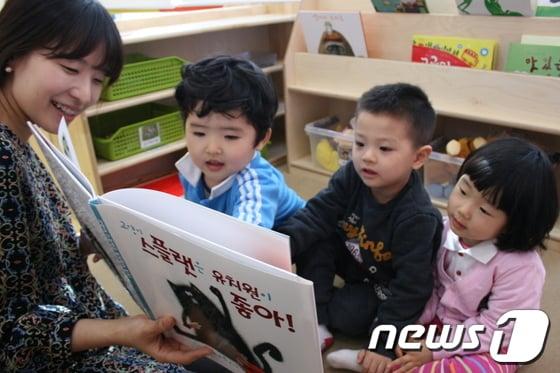 본문 이미지 - 어린이집에서 아이들이 보육교사와 함께 동화책을 읽고 있다.(LG이노텍 제공, 사진은 기사 내용과 관련없음)© News1 