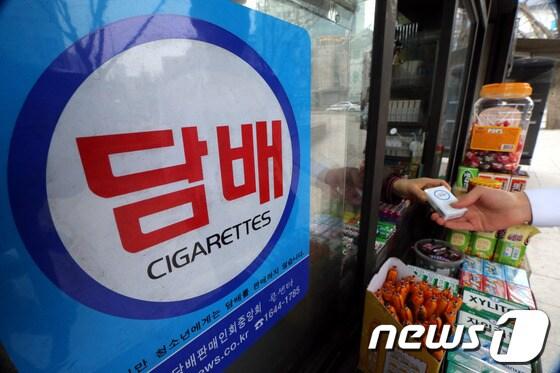 본문 이미지 - 서울시내 상점에서 한 시민이 담배를 구입하고 있다. © News1 이광호 기자