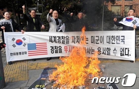 본문 이미지 - 애국국민운동대연합 회원들이 7일 오후 서울 이태원 헤밀톤호텔 앞에서 기자회견을 열고 이태원 주한미군 난동 사건 관련 미군을 규탄하며 현수막을 불태우고 있다. © News1 손형주 기자