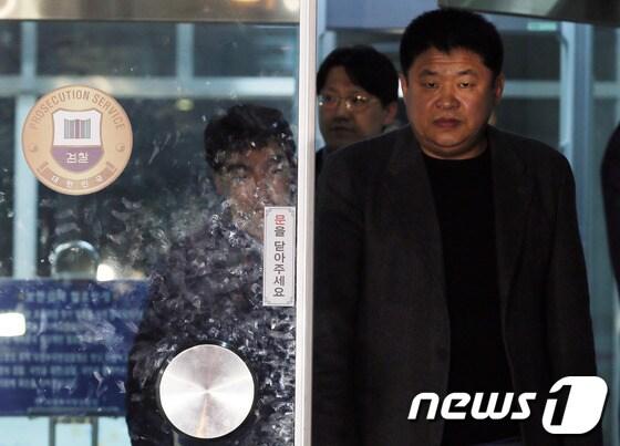 본문 이미지 - 프로농구 승부조작에 가담한 혐의를 받고 있는 원주 동부 강동희 감독이 8일 새벽 소환조사를 마친 뒤 경기도 의정부지검을 나서고 있다. © News1 허경 기자