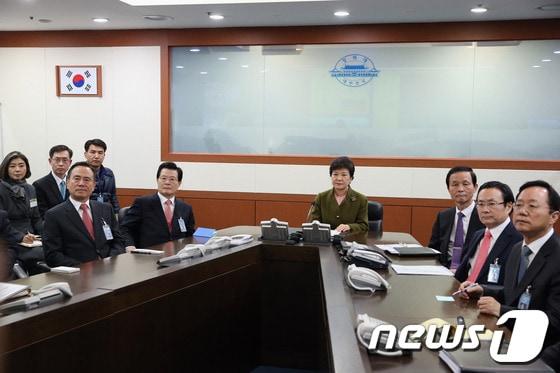 본문 이미지 - 박근혜 대통령이 8일 오후 청와대 국가위기관리 상황실에서 대북 관련 상황에 대해 보고를 받고 있다. (청와대 제공) 2013.3.8/뉴스1 © News1 오대일 기자