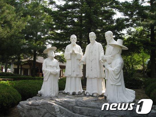 본문 이미지 - 천주교 박해때 순교자들을 처형하는데 사용한 형구돌.  연풍성지에 전시되어 있다. © News1  