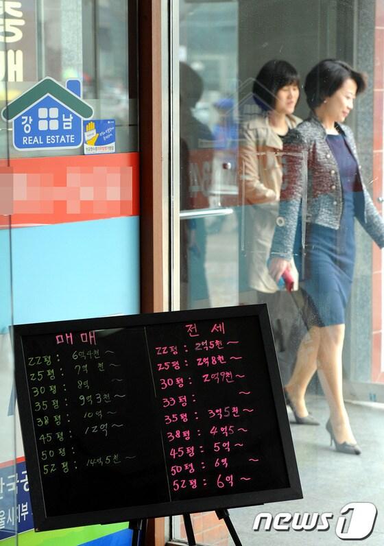 본문 이미지 - 서울시내의 한 부동산에 매물이 표시되어 있다. 시장의 관심사는 정부의 정책이 언제쯤 시행되느냐다.  © News1   양동욱 기자