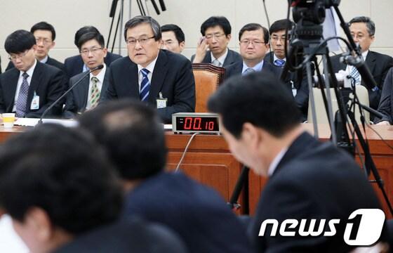 본문 이미지 - 최문기 미래창조과학부 장관 후보자가 1일 국회 미래창조과학방송통신위원회 인사청문회에서 의원들의 '창조경제' 관련 질의에 답하고 있다. © News1 오대일 기자