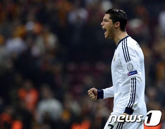 본문 이미지 - 크리스티아누 호날두(레알 마드리드)가  터키 갈라타사라이와의 UEFA 챔피언스리그 8강 2차전에서 골을 터트린 뒤 환호하는 모습© AFP=News1