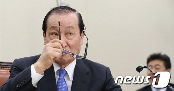 본문 이미지 - 이경재 방송통신위원장 후보자가 10일 서울 여의도 국회 미래창조과학방송통신위원회에서 열린 인사청문회에서 안경을 벗고 있다. 2013.4.10/뉴스1 © News1   송원영 기자