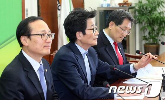 본문 이미지 - 민주통합당 이목희(가운데), 노영민(오른쪽), 홍영표 의원이 10일 서울 여의도 국회 당대표실에서 당 대선평가위원회가 공개한 대선평가보고서와 관련해 반박 기자회견을 하고 있다. 2013.4.10/뉴스1 © News1 허경 기자