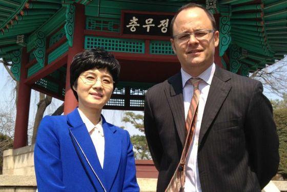 본문 이미지 - 김현희씨가 10일 서울에서 호주 ABC방송 북아시아 주재원 마크 윌라시와 인터뷰후 기념촬영을 하고 있다. /사진=www.abc.net.au © News1 