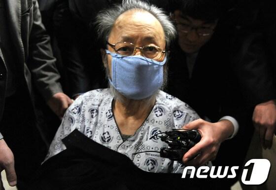 본문 이미지 - 교비 등 1000억원대 횡령 혐의를 받고 있는 서남대 설립자 이홍하씨가 11일 오전 광주 동구 전남대학교병원을 나서고 있다. 광주지검 순천지청은 이홍하씨에 대한 보석취소를 대법원이 최종 결정함에 따라 이날 오전 이씨가 입원해 있는 광주 전대병원에 수사관들을 보내 이씨의 신병을 확보, 재수감 절차에 들어갔다. 2013.4.11/뉴스1 © News1   정회성 
