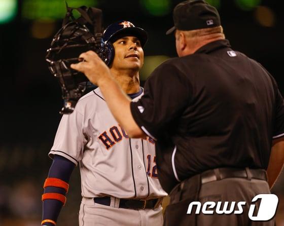 본문 이미지 - 10일(현지시간) 미국 워싱턴주 시애틀에서 열린 시애틀 마리너스와 휴스턴 애스트로스의 경기에서 카를로스 페냐(휴스턴)가 5회 삼진 판정을 받은 뒤 심판에게 항의하고 있다. © AFP=News1  