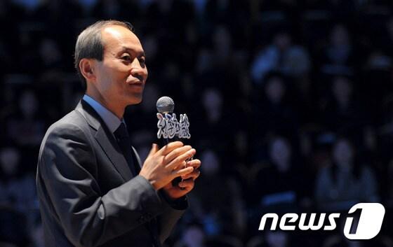 본문 이미지 - 윤성규 환경부 장관이 '청춘환담'에 참석해 환경정책에 대한 설명을 하고 있다. © News1 양동욱 기자